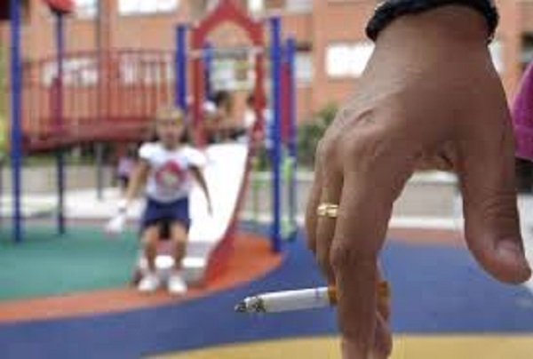 Hasta 15.000 pesos de multa por fumar en zona de juegos en plazas y&nbsp;parques