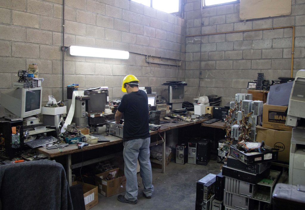 SBASE donó aparatos electrónicos en desuso a la Asociación Basura&nbsp;Cero