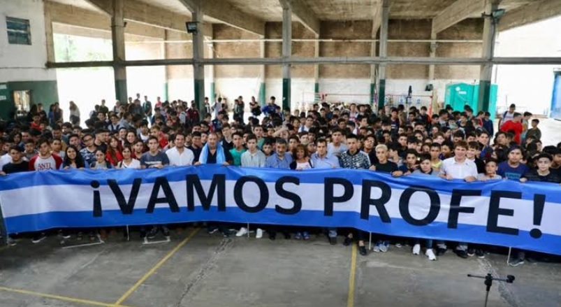 El docente nominado al Global Teacher Prize fue ovacionado antes de partir a&nbsp;Dubai