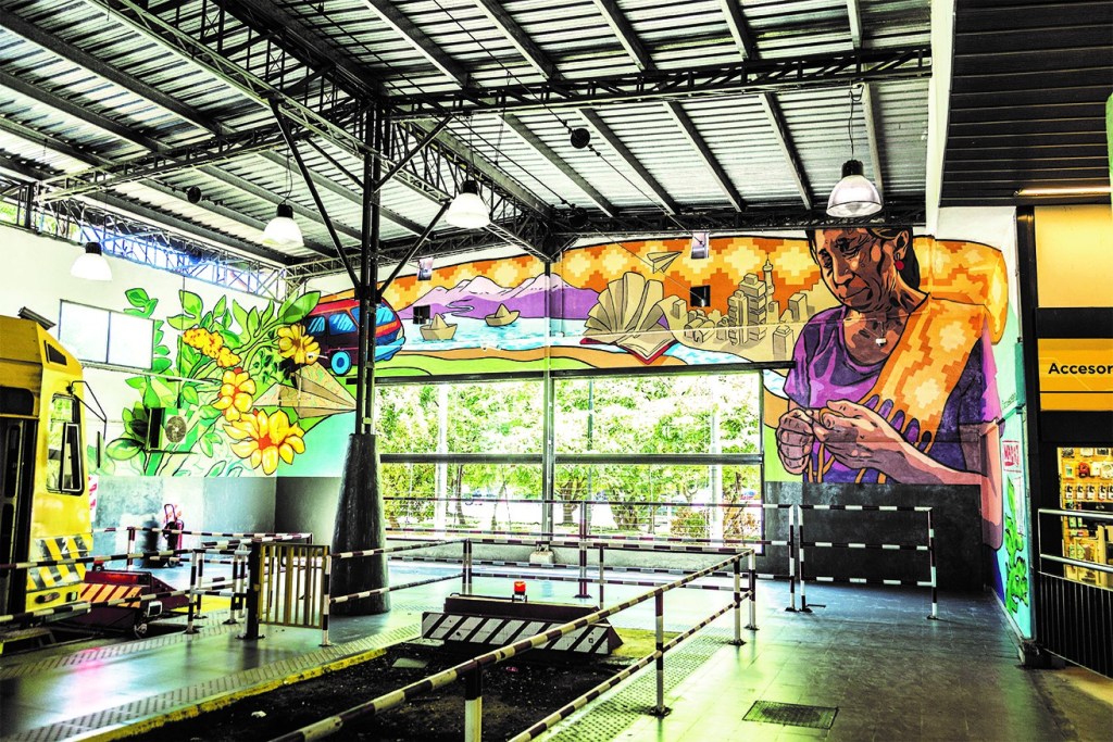 Un nuevo mural colectivo en el Premetro homenajea a la mujer&nbsp;migrante