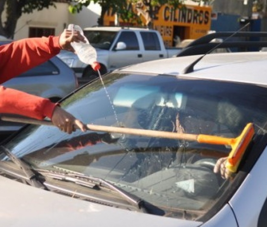 Cuidar coches y limpiar vidrios en la vía pública serán actividades&nbsp;ilegales