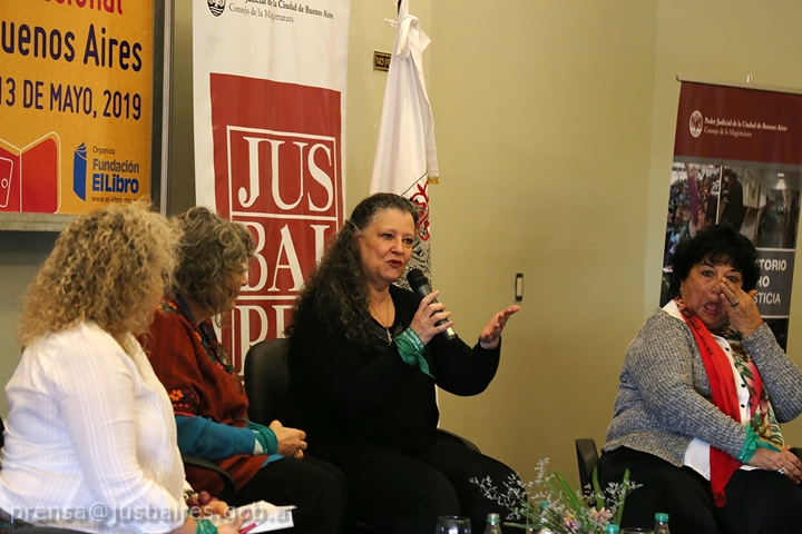 Feminismo y derecho, miradas en formato&nbsp;libro