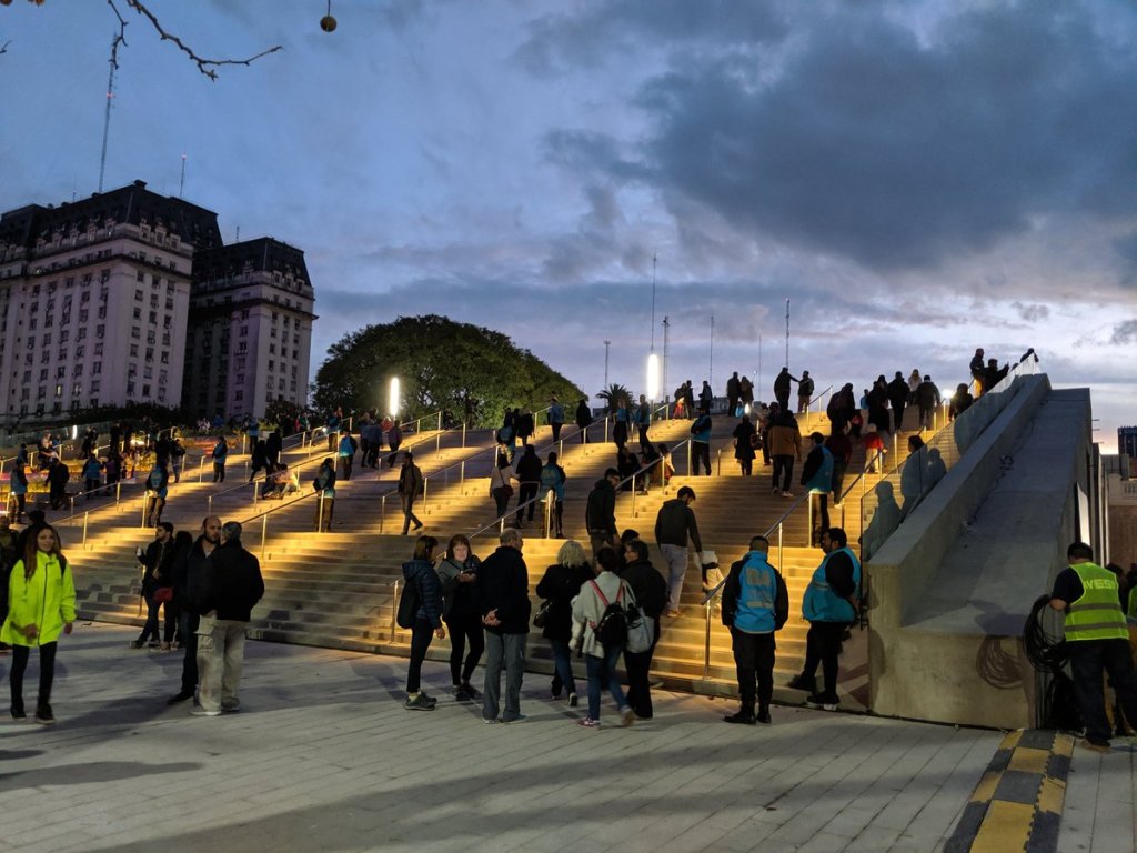Luces y escalones sobre el Paseo del Bajo