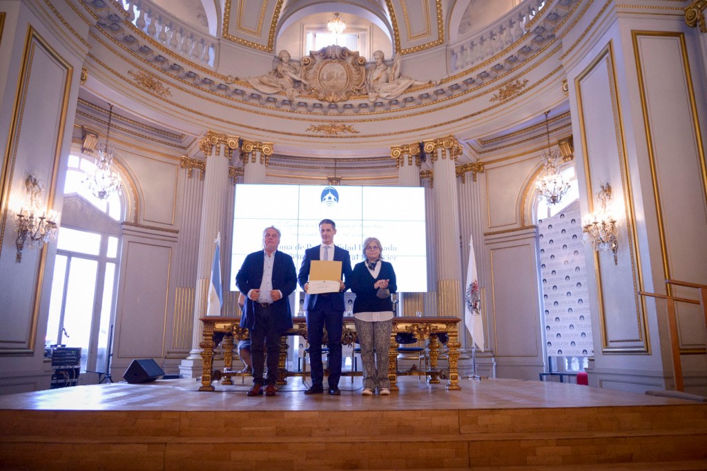 Entregan distinciones a reconocidos protagonistas de la&nbsp;salud