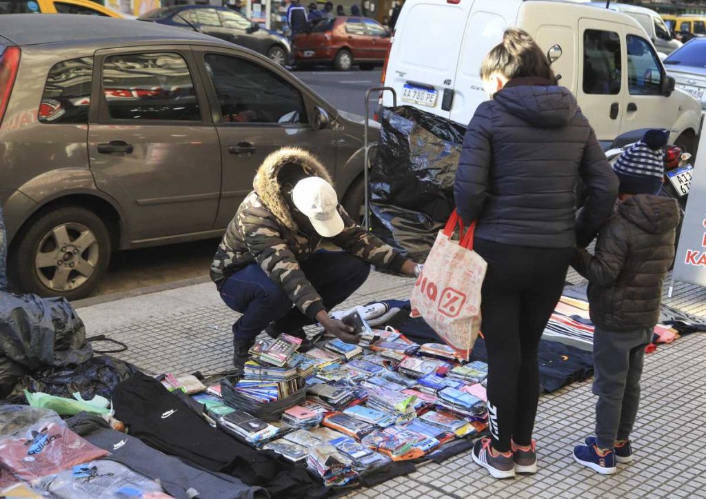 Cayó la venta ambulante en CABA durante el último año, pero alertan por la piratería y un fuerte repunte en&nbsp;junio