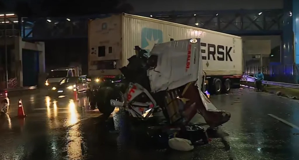 Un camión chocó contra el guardarraíl en Núñez: el conductor se quedó&nbsp;dormido