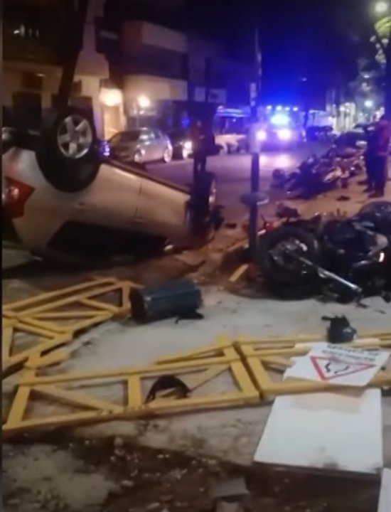 Villa Crespo: por un desperfecto mecánico, un automovilista chocó a ocho motos y&nbsp;volcó