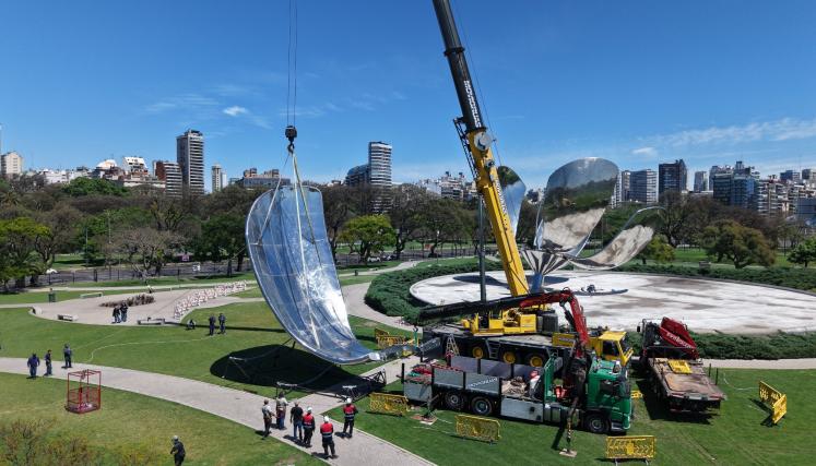 Con un megaoperativo, comenzó la etapa final de la restauración de la&nbsp;Floralis