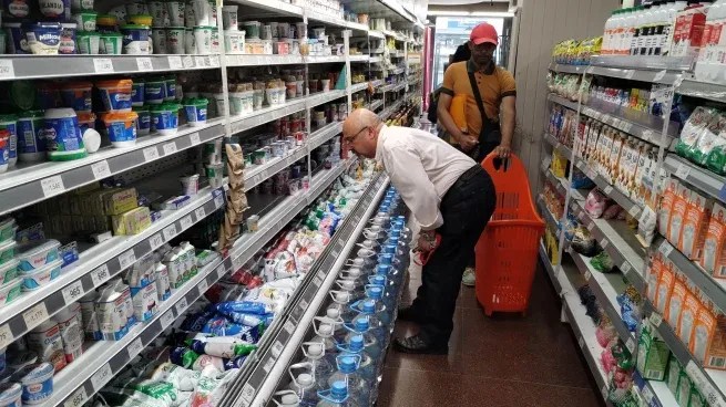 Los argentinos hacen cada vez menos compras en supermercados y se endeudan&nbsp;más