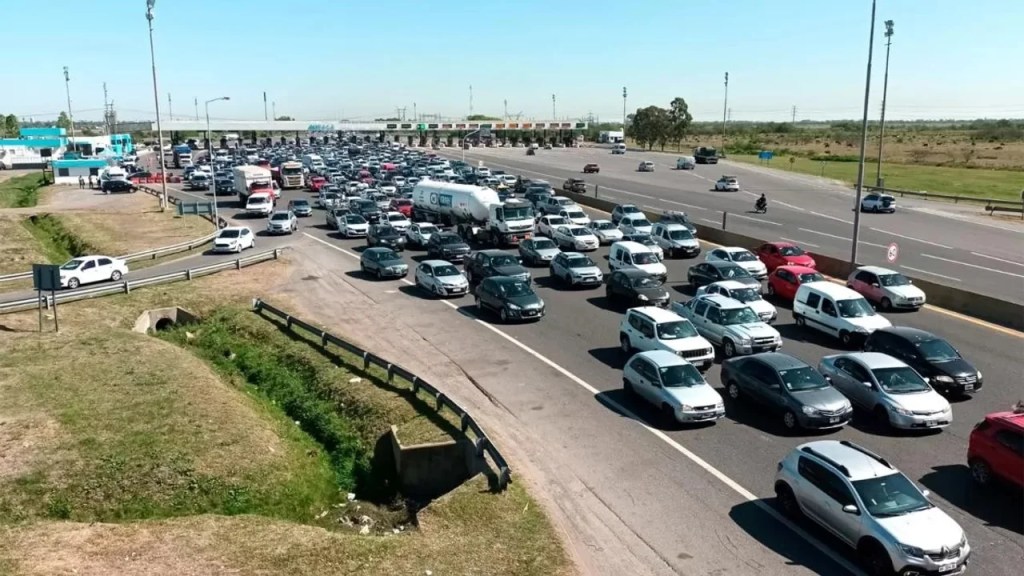 Fuerte afluencia vehicular rumbo a la Costa Atlántica por el fin de semana&nbsp;largo