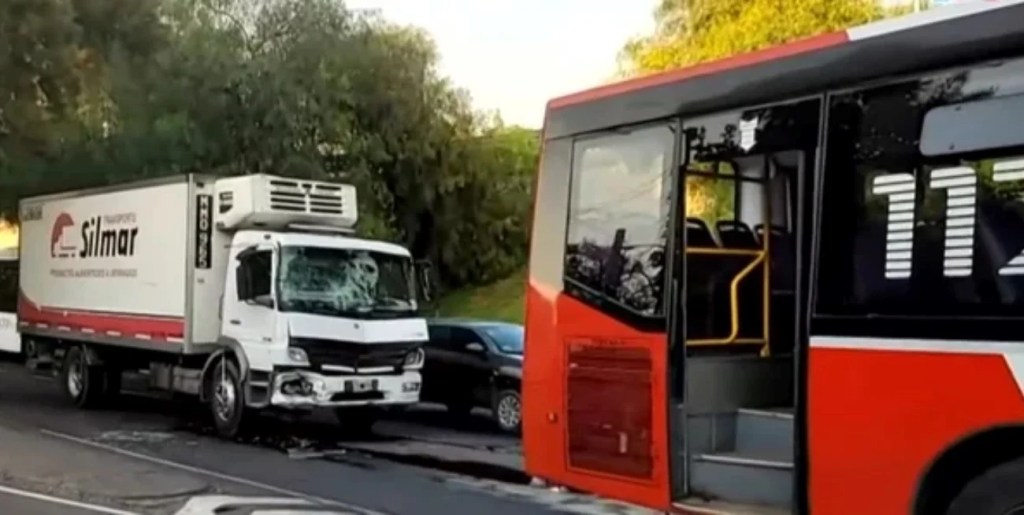 Accidente en la General Paz: hay 19 heridos tras el choque de un camión frigorífico con un&nbsp;colectivo