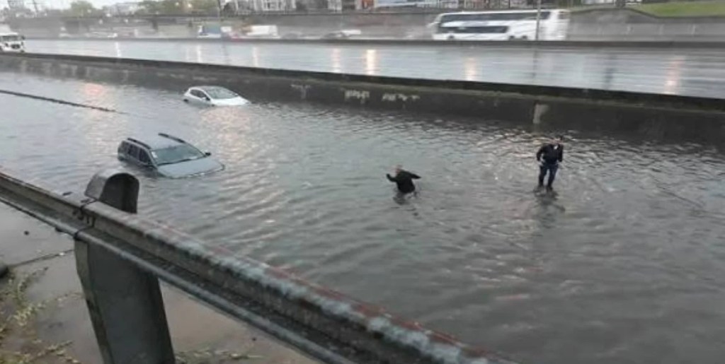 Temporal en el AMBA: autos bajo el agua en la Panamericana, calles inundadas y árboles&nbsp;caídos