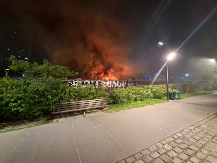 Impactante incendio en Colegiales: se quemaron cinco vagones abandonados del Tren&nbsp;Mitre